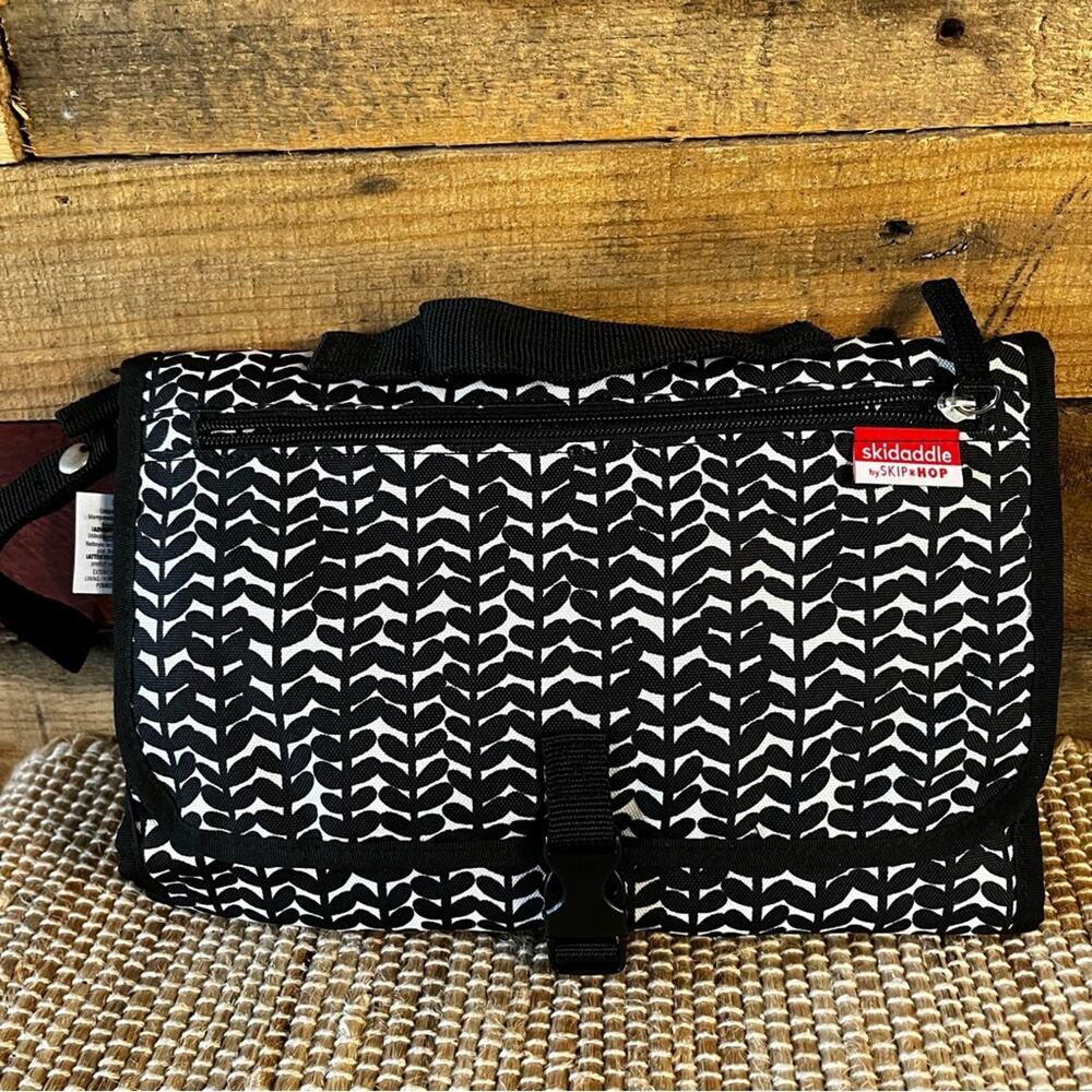 Skip Hop Black‎ And White Changing Pad With Storage